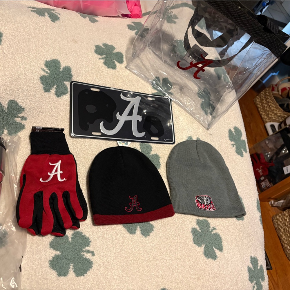 Alabama Crimson Tide Beanie, Gloves, and License Plate Set with clear Bag